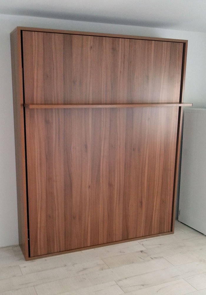 Primjer ugradbenog zidnog kreveta sklopljen u ormar